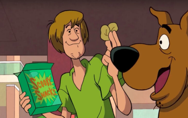 Escena de 'Scooby-Doo' en la que Shaggy y Scooby comen Scooby galletas