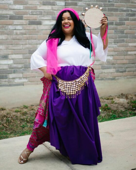 Chica disfrazada como Esmeralda; Natasha Polis, influencer, disfraza como personajes de Disney