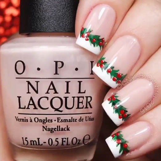 Uñas en estilo francés adornadas con guirnaldas navideñas verdes; diseños de manicuras navideñas
