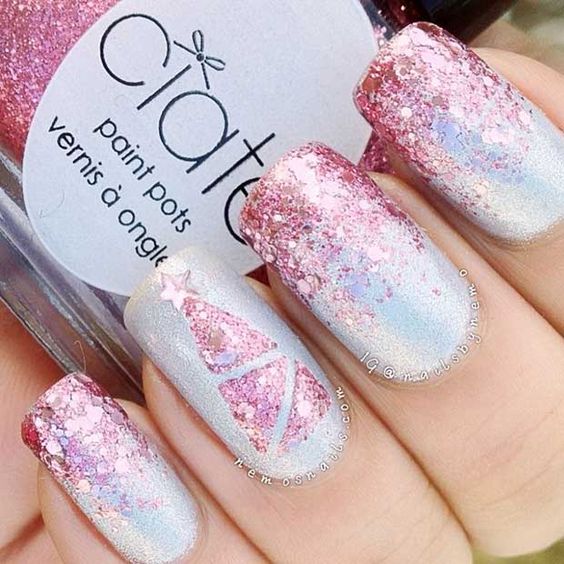 Uñas en base plata con decoraciones en rosa glitter; diseños de manicuras navideñas