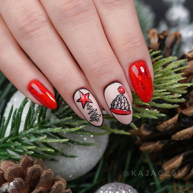 Uñas en base roja con un diseño de árbol navideño en negro; diseños de manicuras navideñas