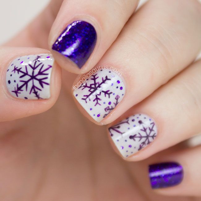 Uñas con base blanca y morada decoradas con copos navideños; diseños de manicuras navideñas