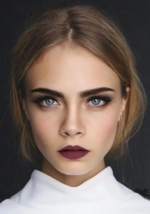 Cara Delevingne mirando hacia el frente; Guía rápida para resaltar tus cejas según la forma de tu rostro