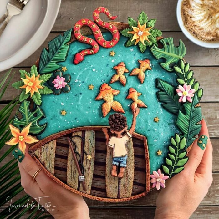 Pie con decoración de un niño en una balsa en un lago azul con peces naranjas