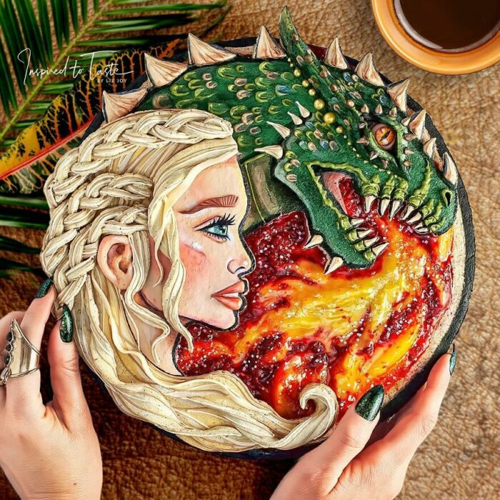 Pay con cobertura crujiente que presenta a Daenerys Targaryen y un dragón