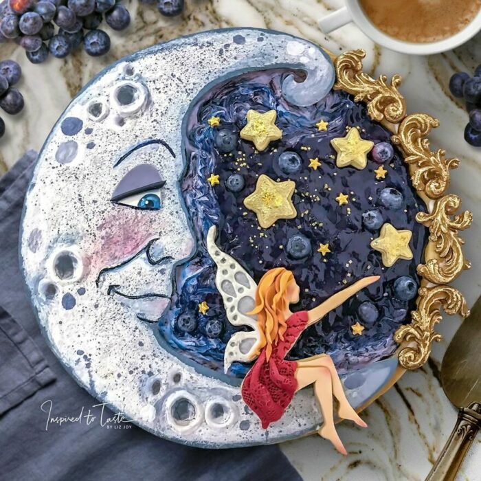 Pie de moras con cobertura en forma de luna y una hada que toca las estrellas