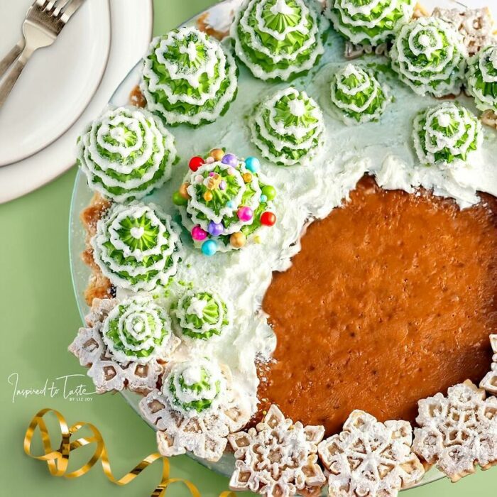 Pay de calabaza decorado con pequeños pinos navideños comestibles