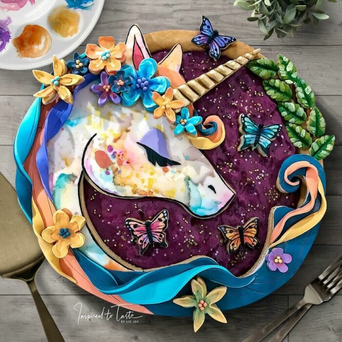 Pay de moras decorado con un unicornio y mariposas