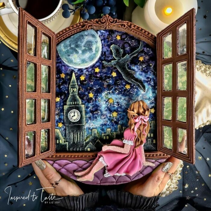 Pay de moras decorado con una ventana abierta y una chica sentada observando el cielo estrellado