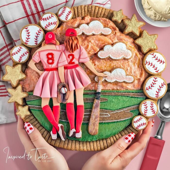 Pay de calabaza con decoración de chicas jugadoras de béisbol y estrellas alrededor