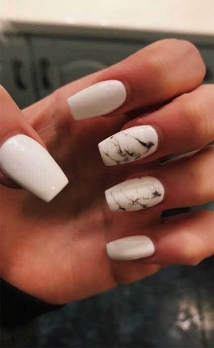 Manicura en color blanco con dedo anular y medio marmoleado en color negro