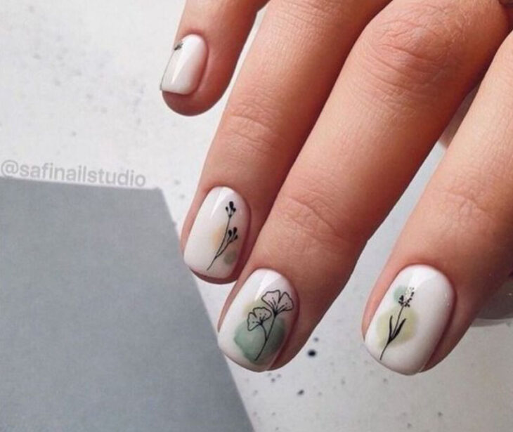 Manicura en color blanco con detalles de flores pintadas a mano