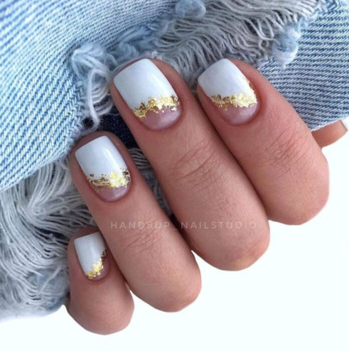 Manicura en color blanco con dorado y partes en nude