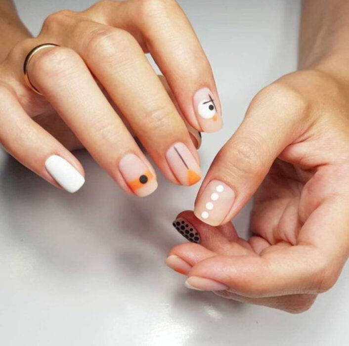 Manicura en blanco, naranja y negro