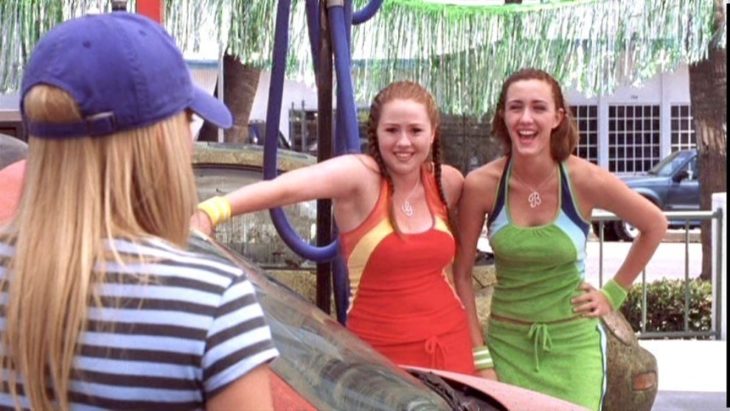 Brianna y Gabriella de la película A Cinderella Story. Chicas conversando en un autolavado