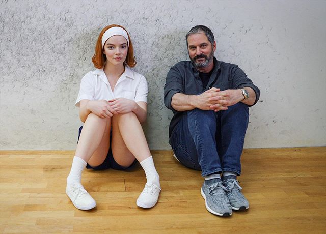 Scott Frank y Anya Taylor-Joy en Gambito de dama; Razones para ver Gambito de dama