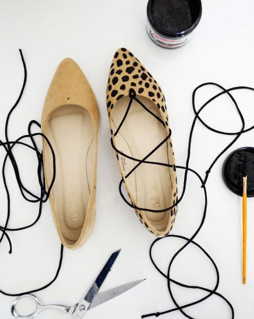 DIY zapatos de piso con lazo negro y pintados a manos con manchitas negras al estilo cheetah