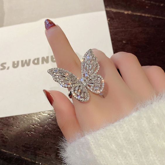 Anillo gigante en forma de mariposa; accesorios con mariposas para recibir el otoño