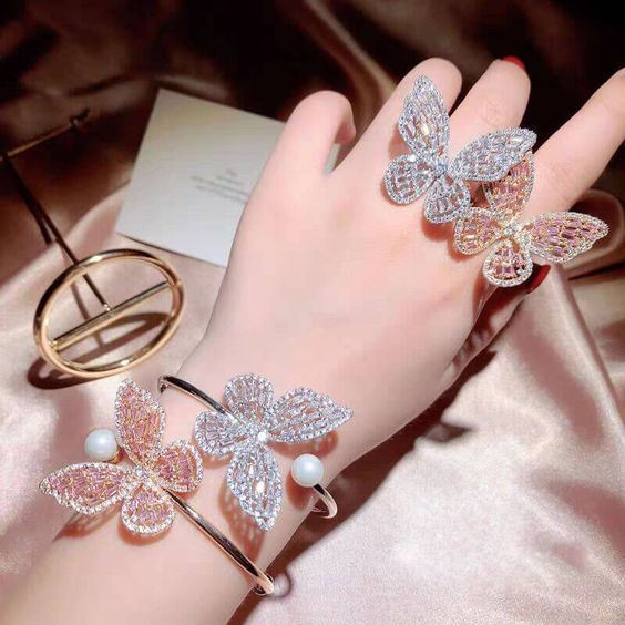 Pulseras con dijes de mariposa; accesorios con mariposas para recibir el otoño