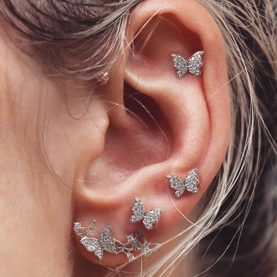 Pequeños aretes de mariposa plateados; accesorios con mariposas para recibir el otoño