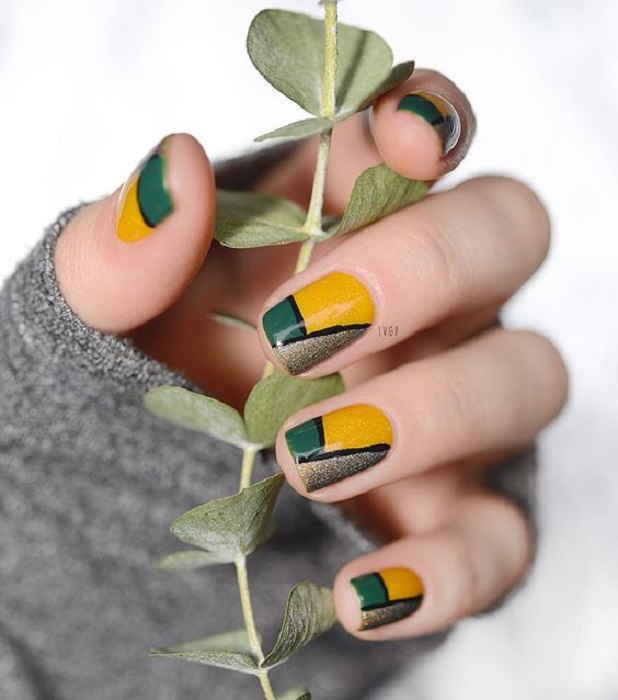 Manicura en color mostaza con dorado, verde y líneas negras