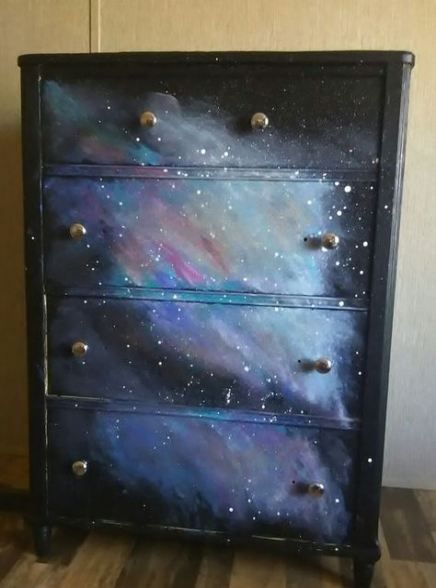 Mueble de madera para guardar ropa pintado con efecto de galaxia