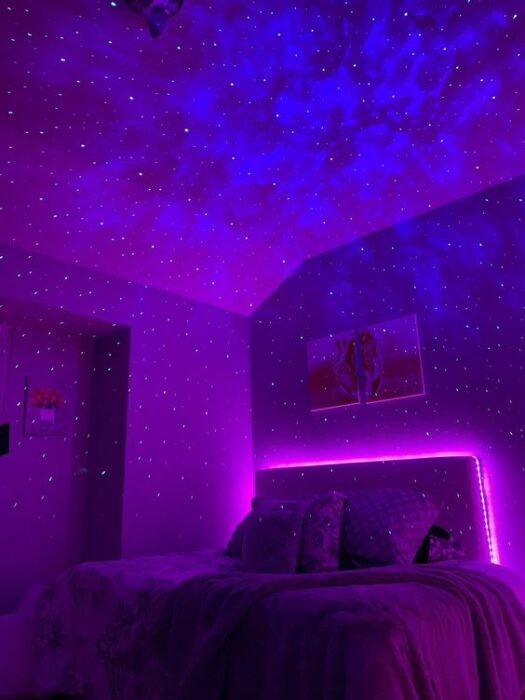 Habitación morada y rosa con efecto de galaxia en el techo