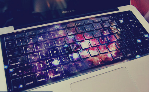 Teclado de macpro con efecto de galaxia