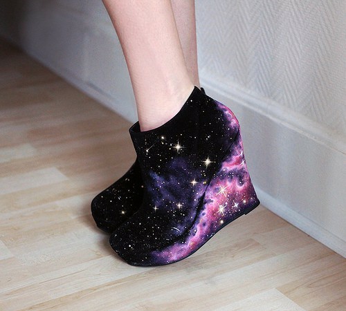 Zapatos negros de cuña con efecto de galaxia en la parte inferior