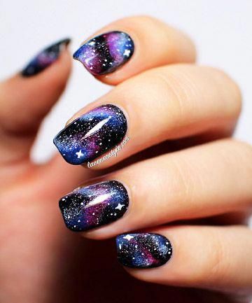 Uñas cortitas con efecto de galaxia