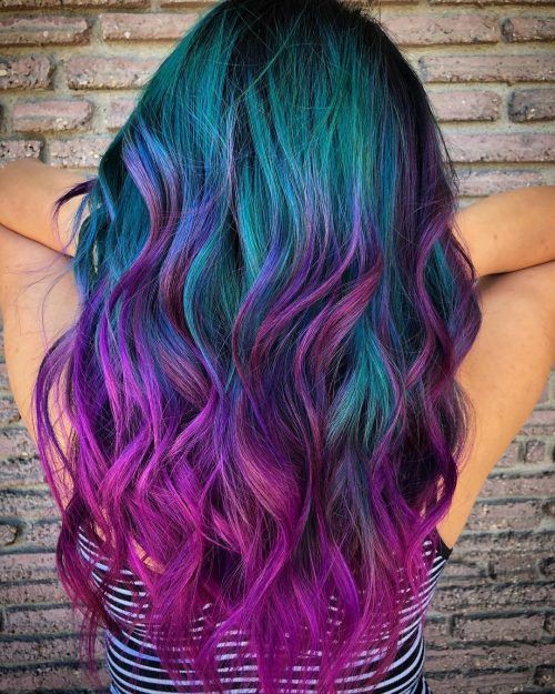 Chica de espaldas mostrando su cabello verde, azul, rosa y morado con efecto de galaxia