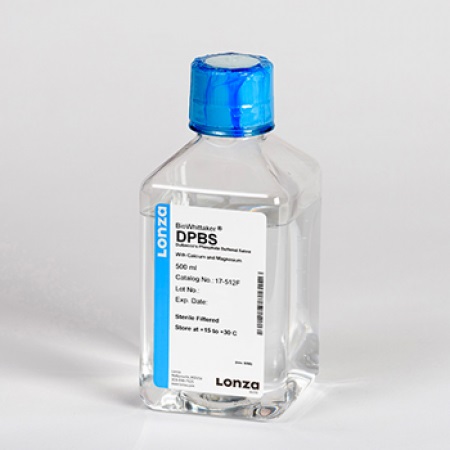 Solución salina líquida en un frasco de vidrio; productos de farmacia para piel bonita 