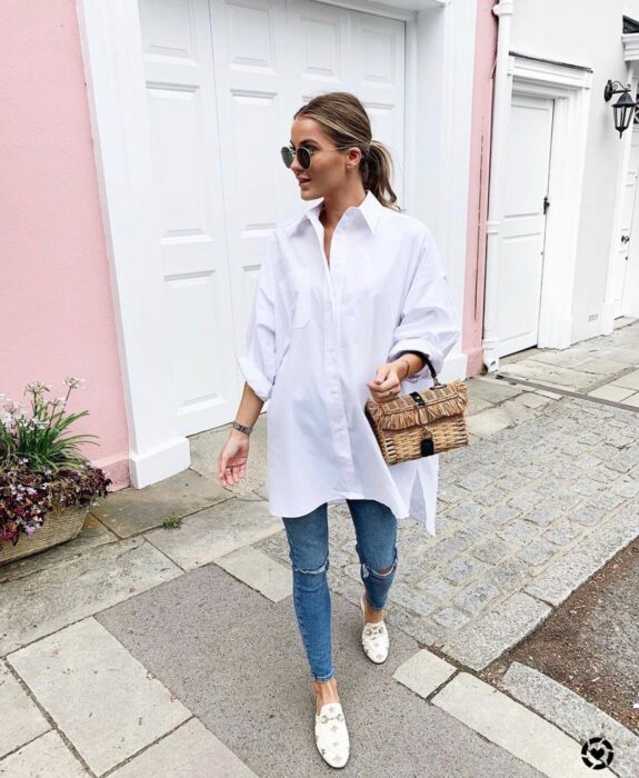 Chica usando una camiseta blanca con jeans y flats