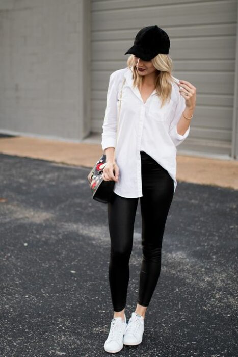 Chica usando una camisa blanca con leggings negros y flats