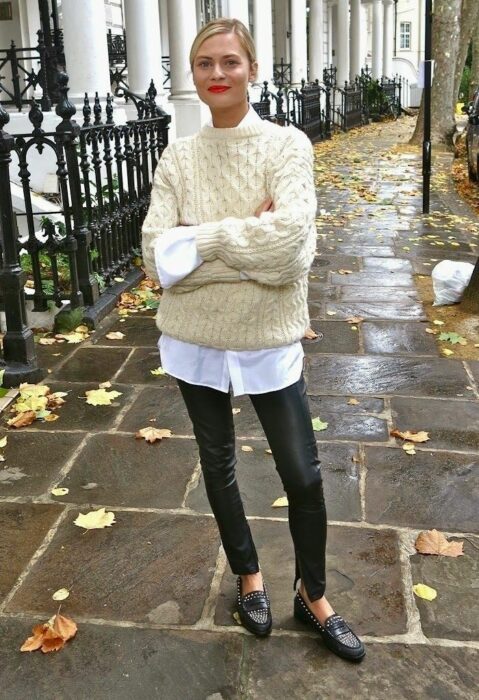 Chica usando leggings, un suéter largo marrón y una blusa blanca