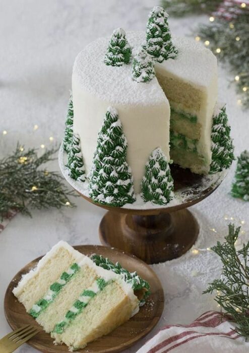 Pastel de Navidad de vainilla y limón con decoración de pinos nevados