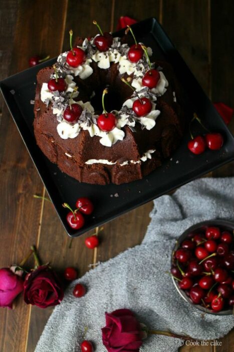 Pastel de Navidad de chocolate con crema batida y cerezas