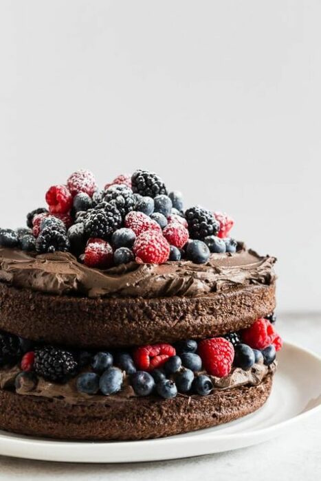 Pastel de Navidad de chocolate con frutos rojos y nutella