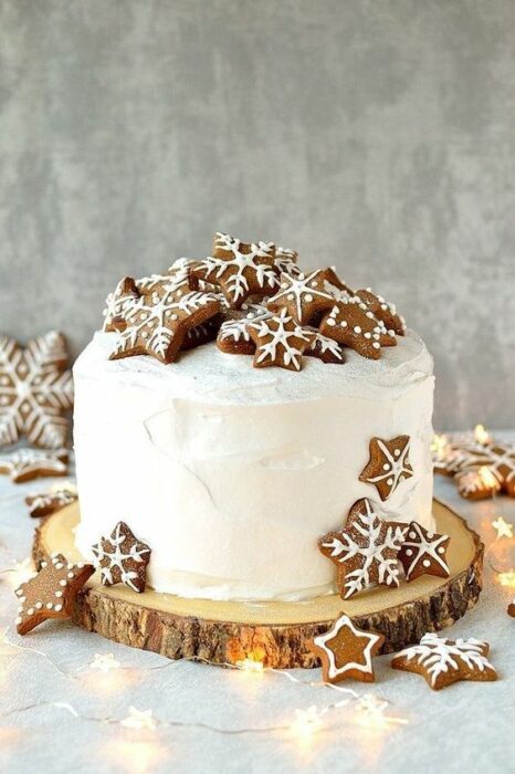 Pastel de Navidad con frosting de vainilla y jengibre