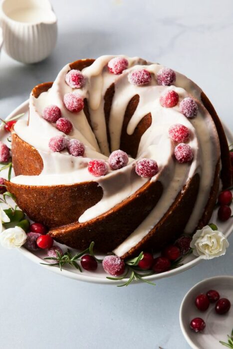 Pastel de Navidad decorado con vainilla y frutos rojos