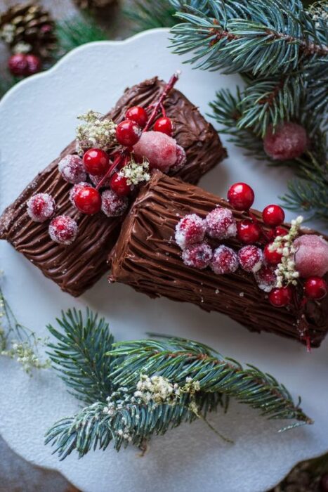 Pastel de Navidad en forma de tronco decorado con cerezas