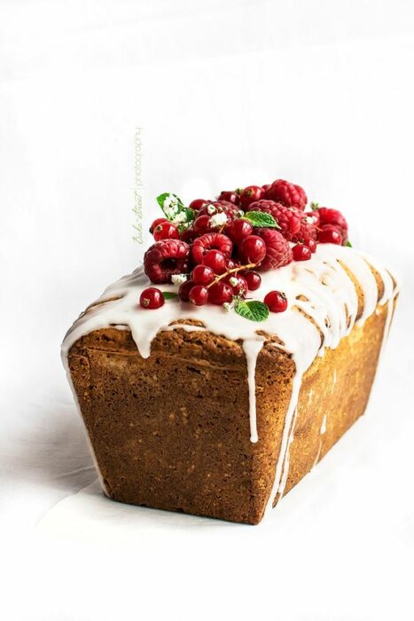 Panqué de Navidad con frutos rojos y glaseado
