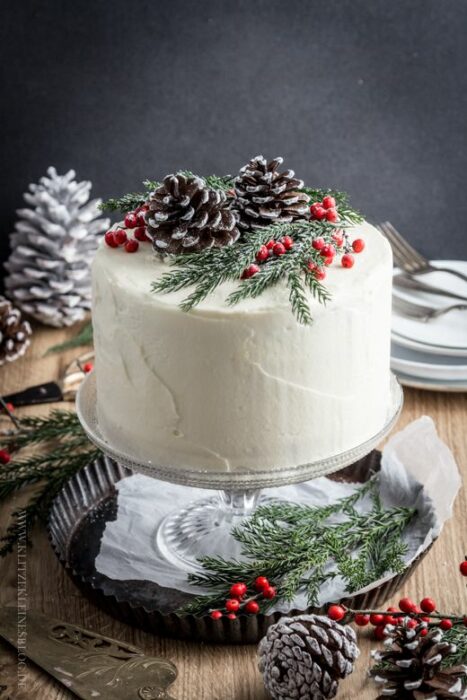 Pastel de Navidad de vainilla decorado con piñas y cerezas