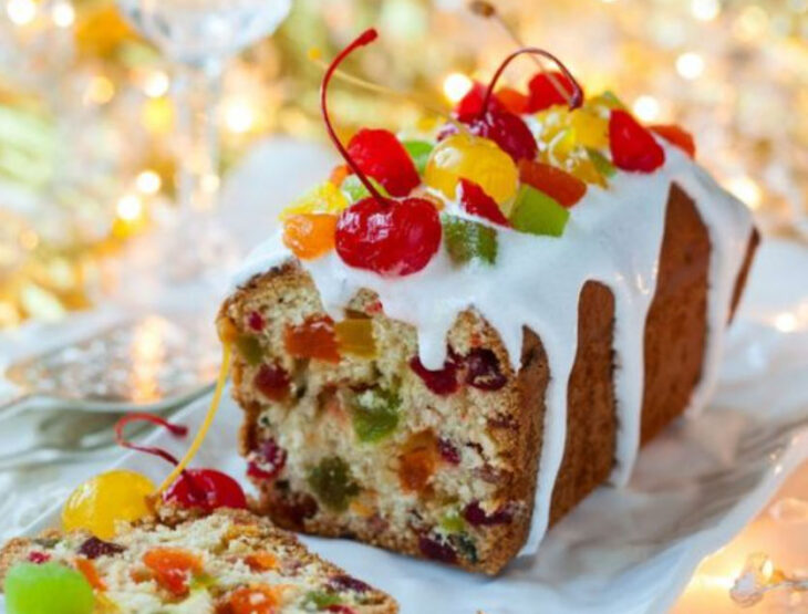 Panqué de Navidad de frutos secos con glaseado y cerezas