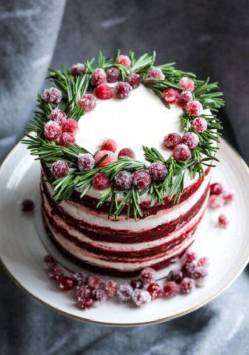 Pastel de Navidad red velvet con vainilla y frutos rojos