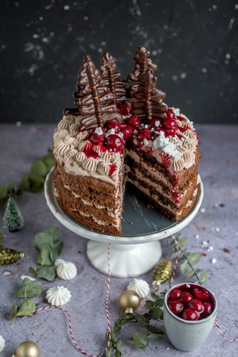 Pastel de Navidad de chocolate relleno y decorado con paletas de chocolate y arándanos