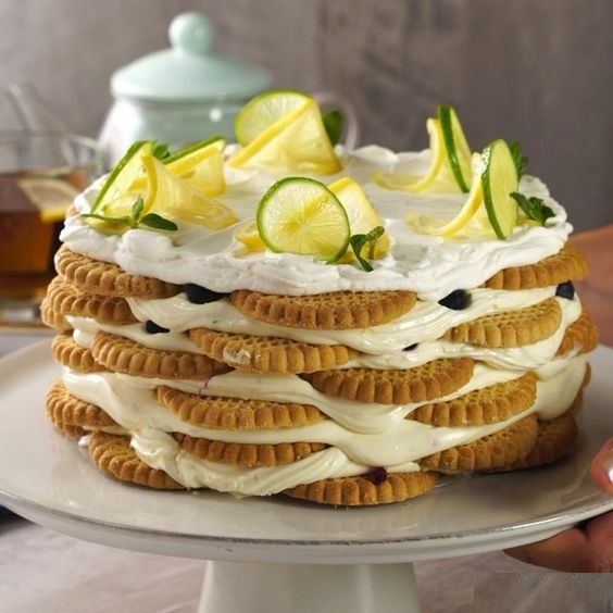 Carlota de limón con moras y rodajas; postre de cocción sin horno