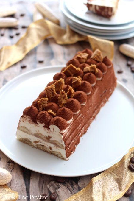 Clásico tiramisú bañado en cacao; postre de cocción sin horno