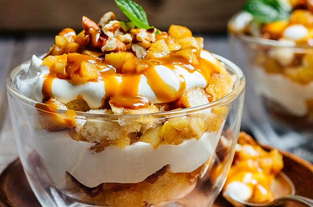 Pay de manzana frío con crema batida y miel; postre de cocción sin horno