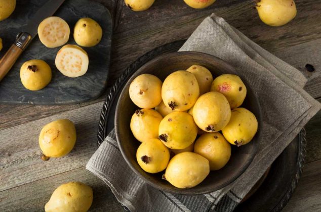 Guayabas en una canasta de madera; postre de cocción sin horno
